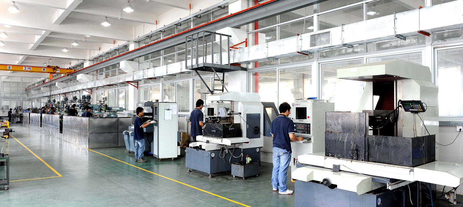 Providing High-Volume,
Custom Plastic Injection Molding